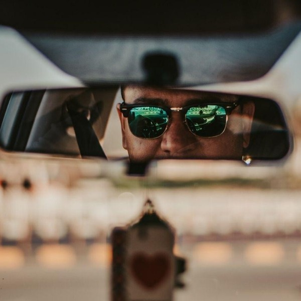 4 wskazówki, jak odpowiednio wybrać okulary do prowadzenia samochodu