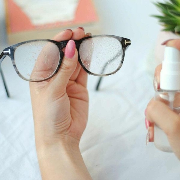 Jak poprawnie czyścić okulary? Rękawy, chusteczki czy alkohol mogą je uszkodzić!